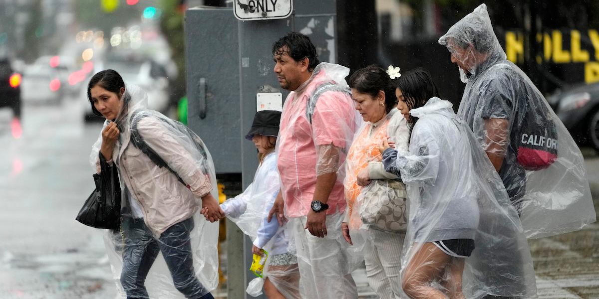 En tropisk storm blåser och regnar på Hollywood Boulevard i Los Angeles