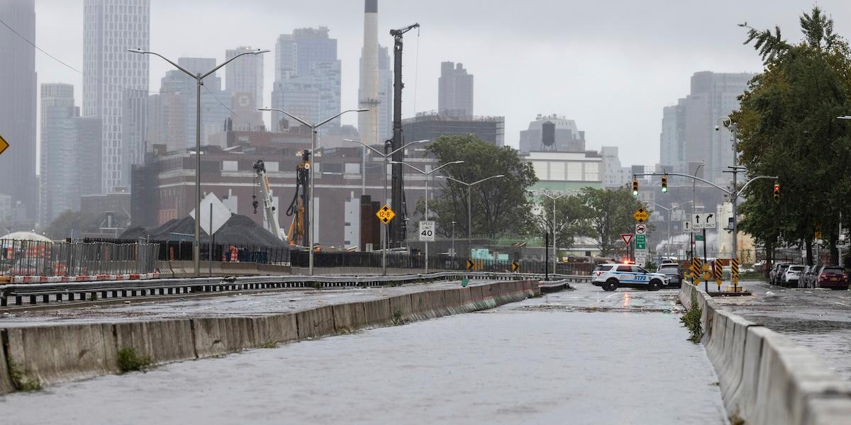 Rekordregn stänger New York – dränker tunnelbanan