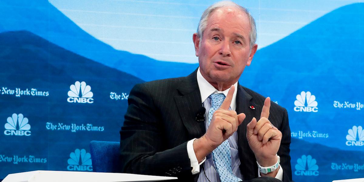 Private-equity-miljardären Stephen Schwarzman menar att det var mer lönsamt för dem att jobbade på distans under pandemin eftersom de, enligt honom, inte jobbade lika hårt