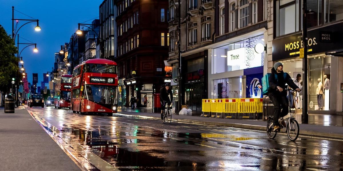 Oxford street. Det ser mörkt ut för brittisk detaljhandel, i oktober var detaljhandelns försäljningsvolym 2,7 procent lägre än motsvarande månad förra året