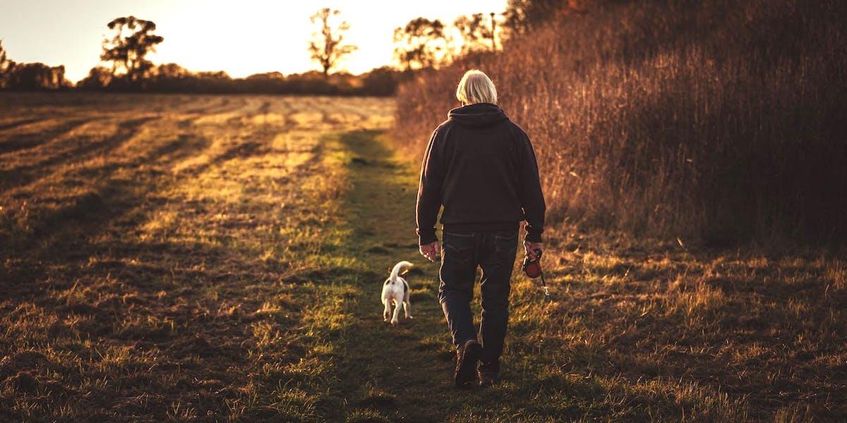 En 62-årig man som haft Parkinsons sjukdom i 30 år kan nu gå självständigt med hjälp av ett experimentellt neuroimplantat