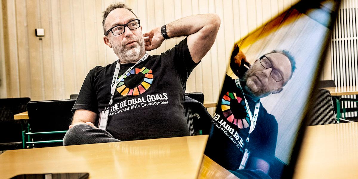 Jimmy Wales, en av Wikipedias medgrundare, tycker inte att X inte är någon bra källa till sanning