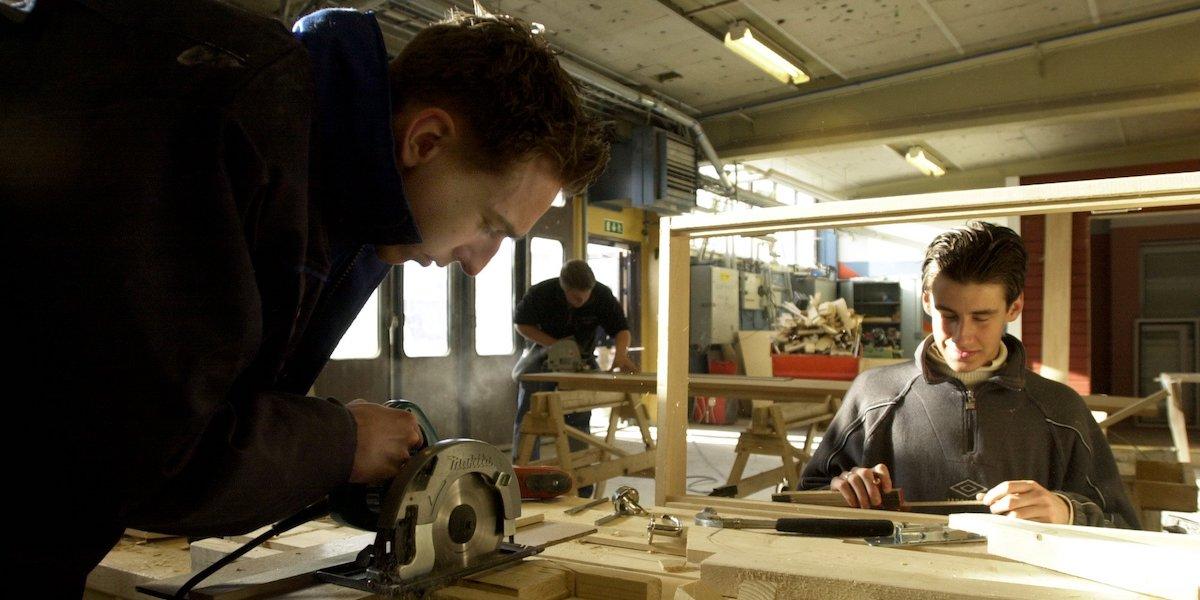 En undersökning visar att de flesta som gått ett yrkesprogram på gymnasiet har jobb tre år efter examen