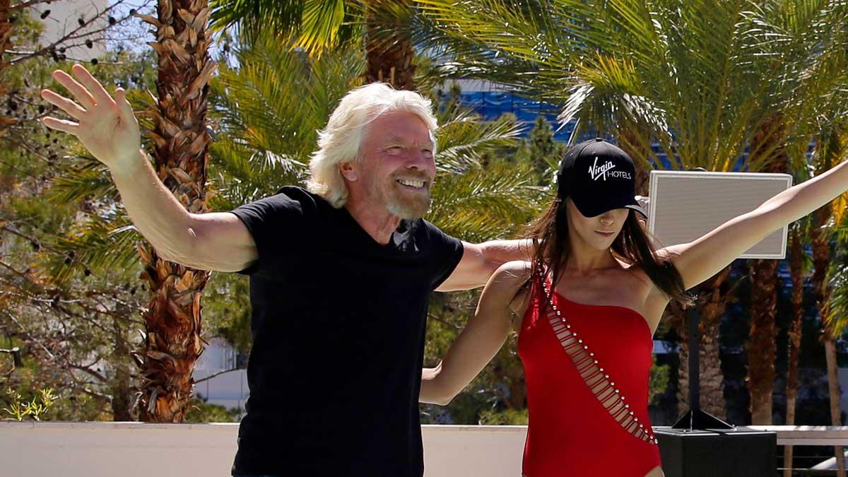 Superentreprenören Richard Branson (vänster) under en presskonferens där han presenterade den nya affären. (Foto: TT)