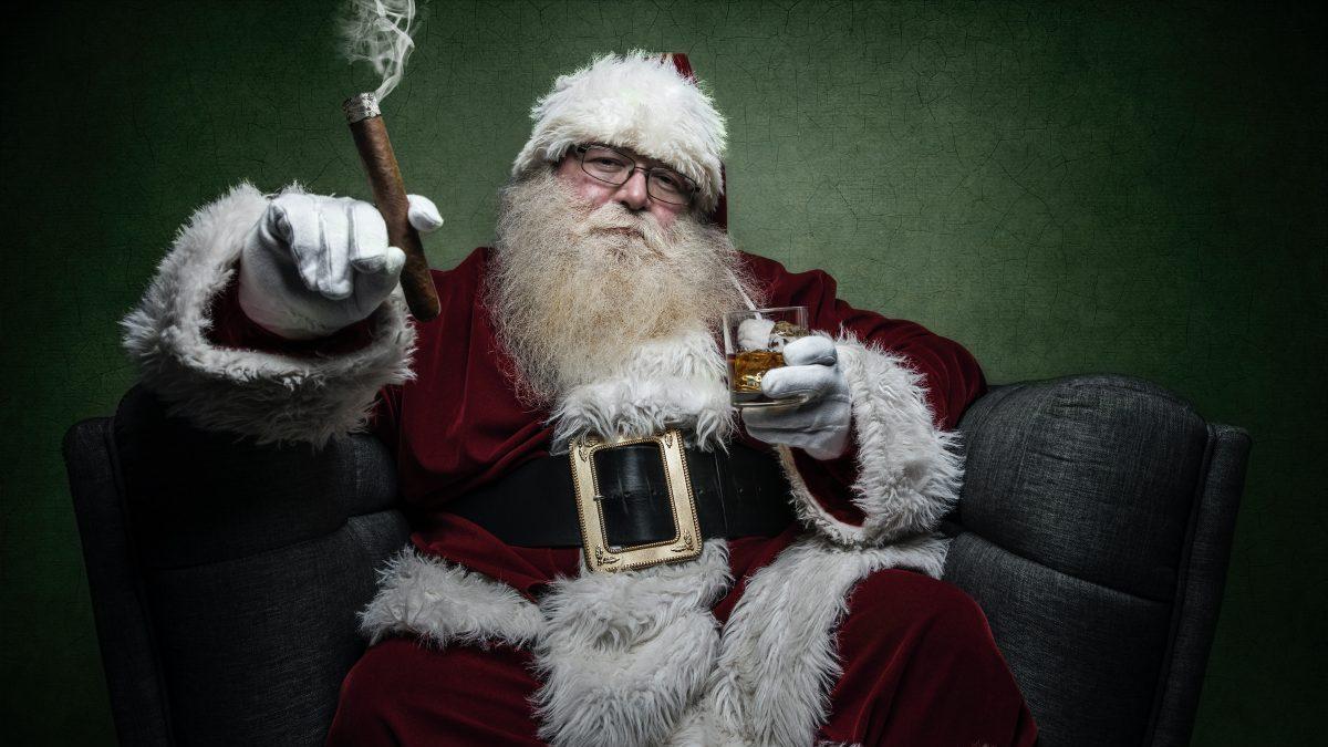 Vår vinexpert tipsar om fem julklappsdrycker, bland annat en prisbelönt svensk whisky. (Foto: hue12 photogrophy/Unsplash)