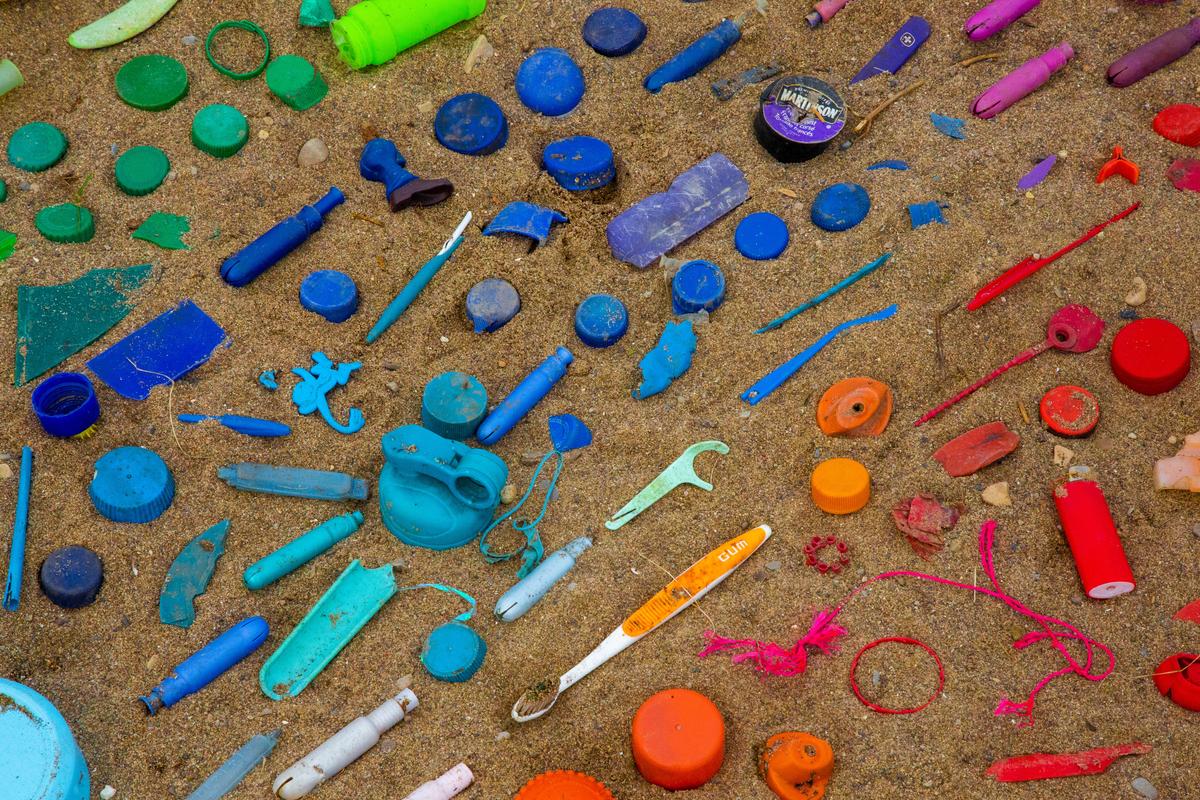 Havsplast är ett stort problem. Men det kan samtidigt förvandlas till hållbara lösningar – som nya solglasögon. Foto: Jasmin Sessler/Unsplash plast hav