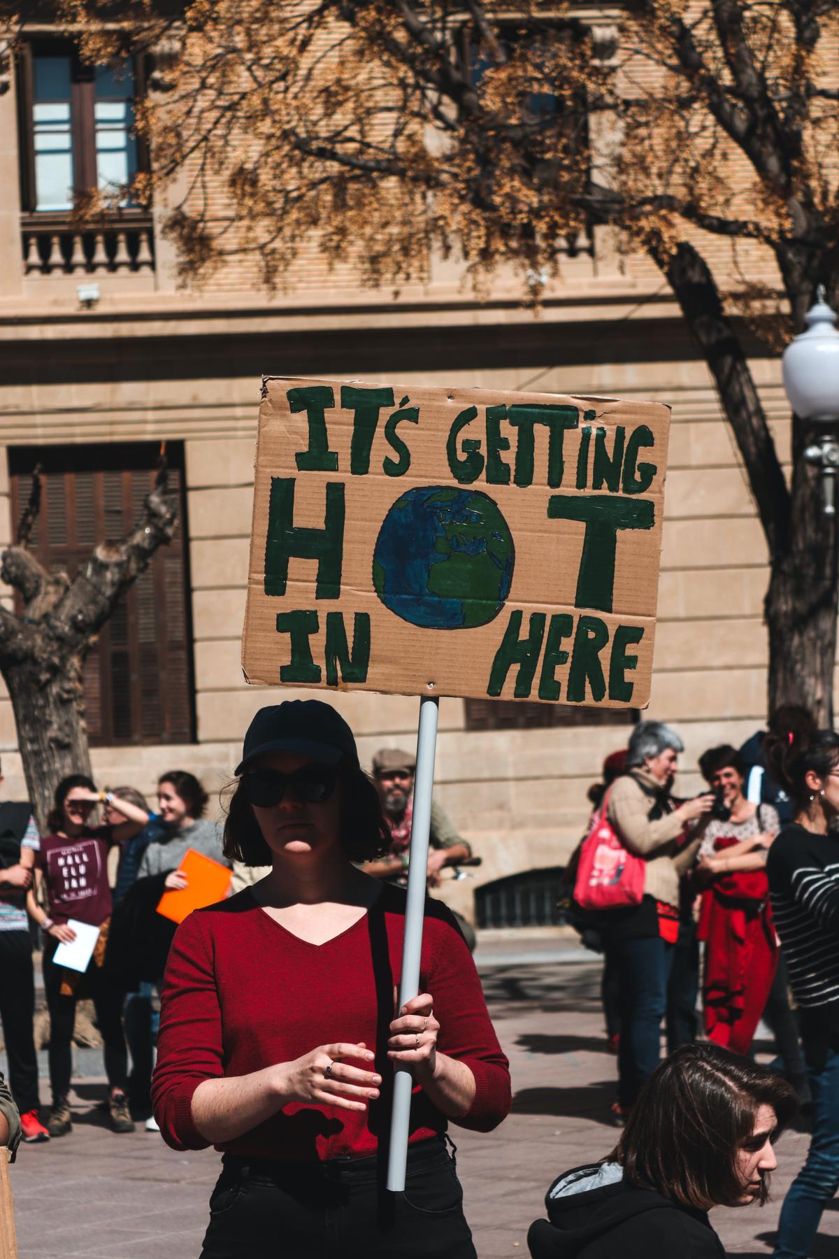 Nu vill Greenpeace att vi slutar shoppa som om vi hade ändlösa resurser. (Foto: Ahmed Bibi/Unsplash)