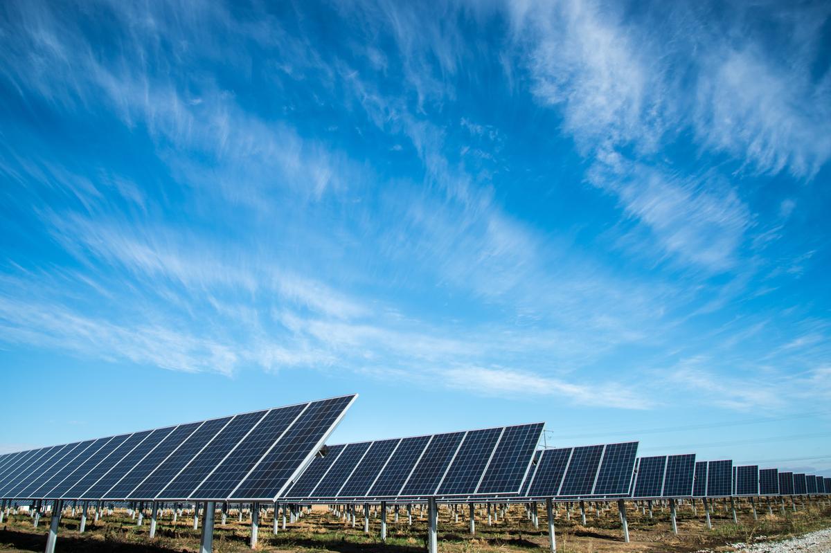 Nordiskt pensionskapital söker sig till hållbara investeringar. (Foto: American Public Power/Unsplash)