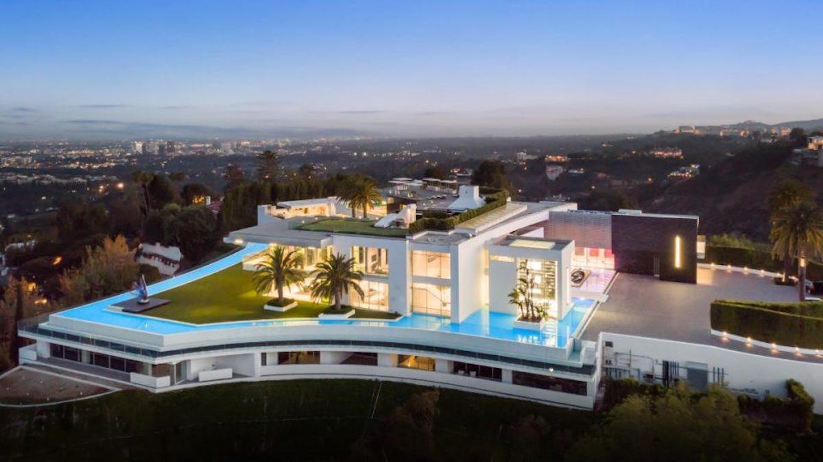 En megastor herrgård i Los Angeles har sålts på auktion för 141 miljoner dollar, drygt 1,3 miljarder kronor, inklusive provisioner
