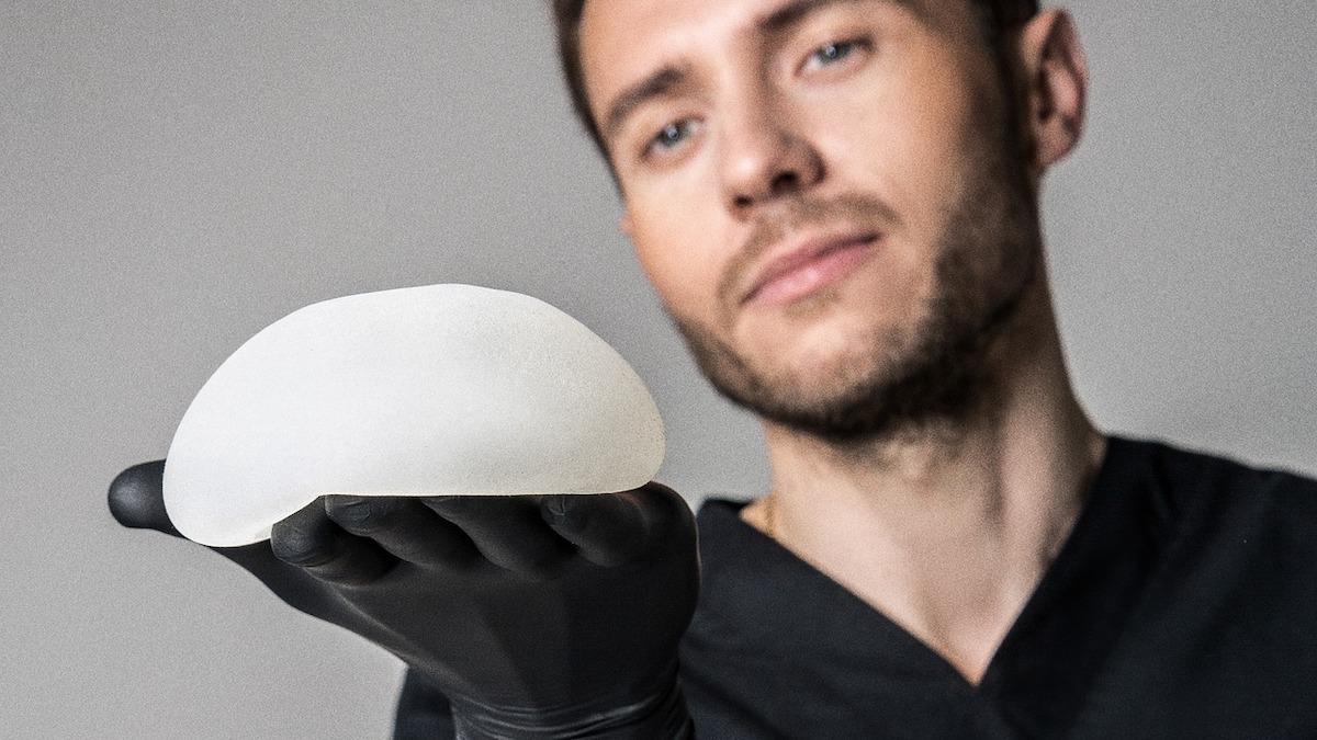 Nya former av cancer har i sällsynta fall upptäckts hos kvinnor med bröstimplantat och USA:s livsmedelsverk, FDA, varnar nu kvinnor med implantat