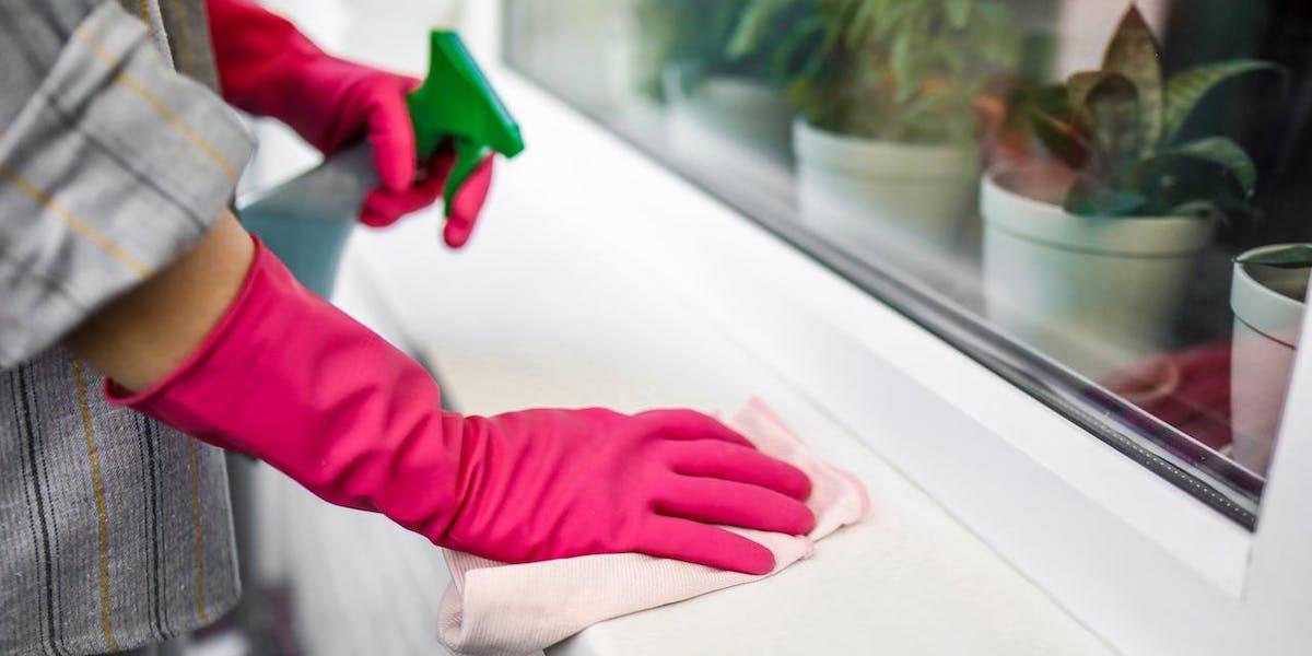 Någon städar med en rengöringsprodukt i sprayform. En ny studie visar att nanopartiklar från rengöringsprodukter kan bidra till en ny sorts luftföroreningar.