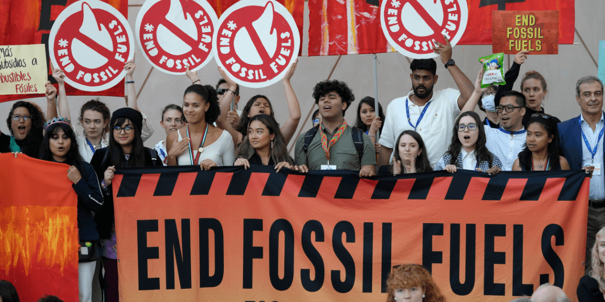 Aktivister protesterar vid klimatmöte.