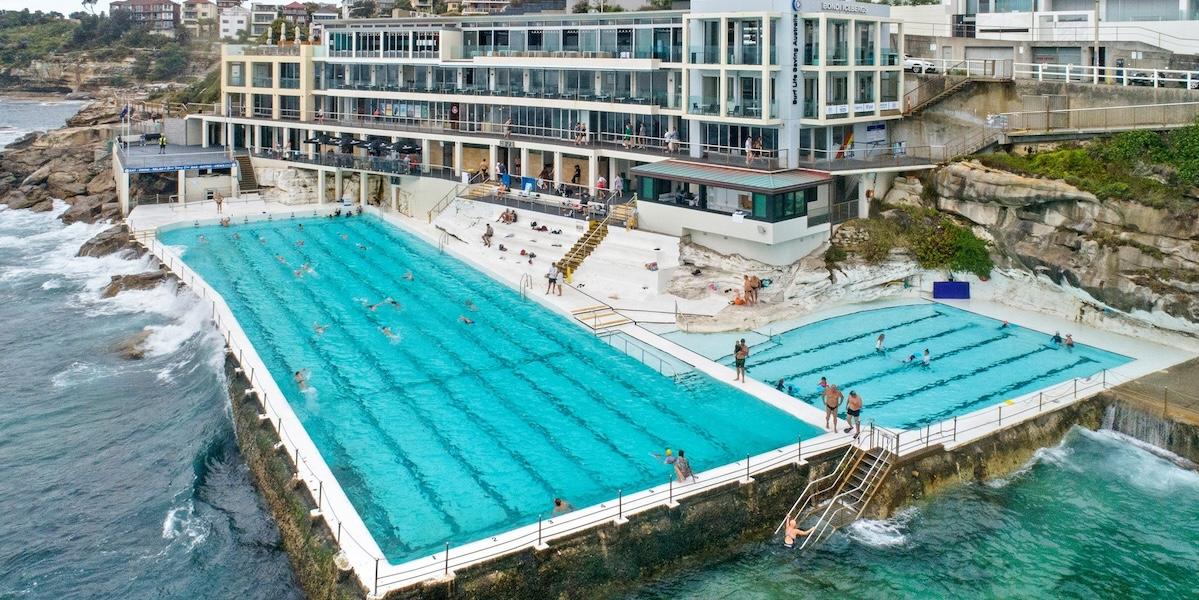 Icebergs pool överblickar Bondi Beach.