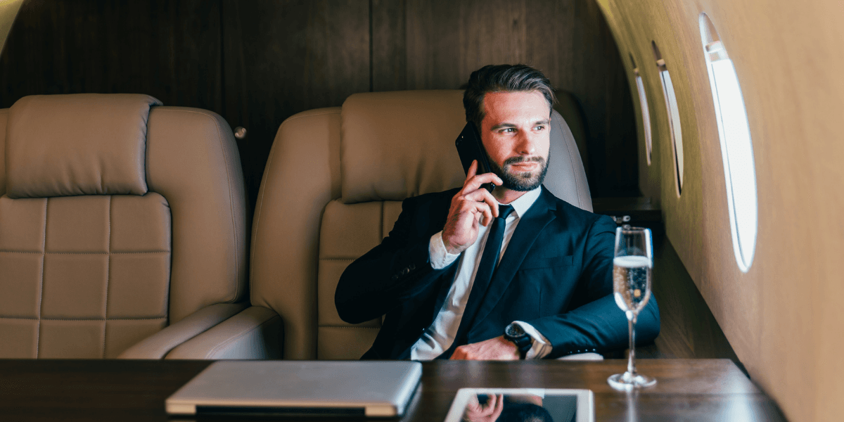 Person dricker bubbel på privatjet.