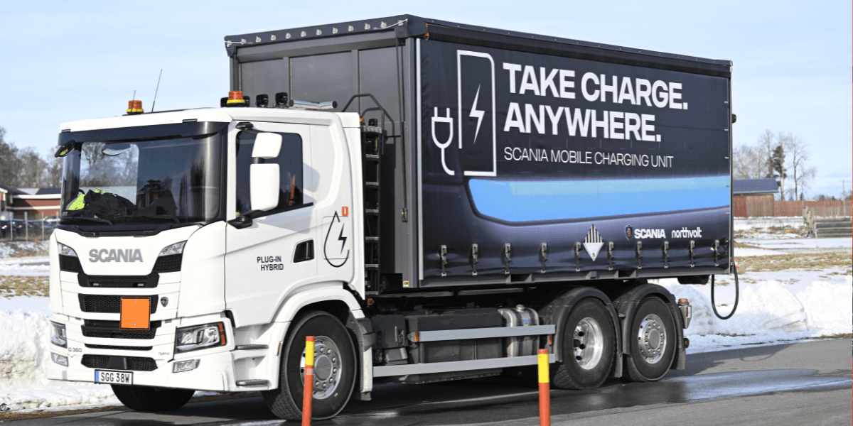 En lastbil från Scania som är en mobil laddstation.