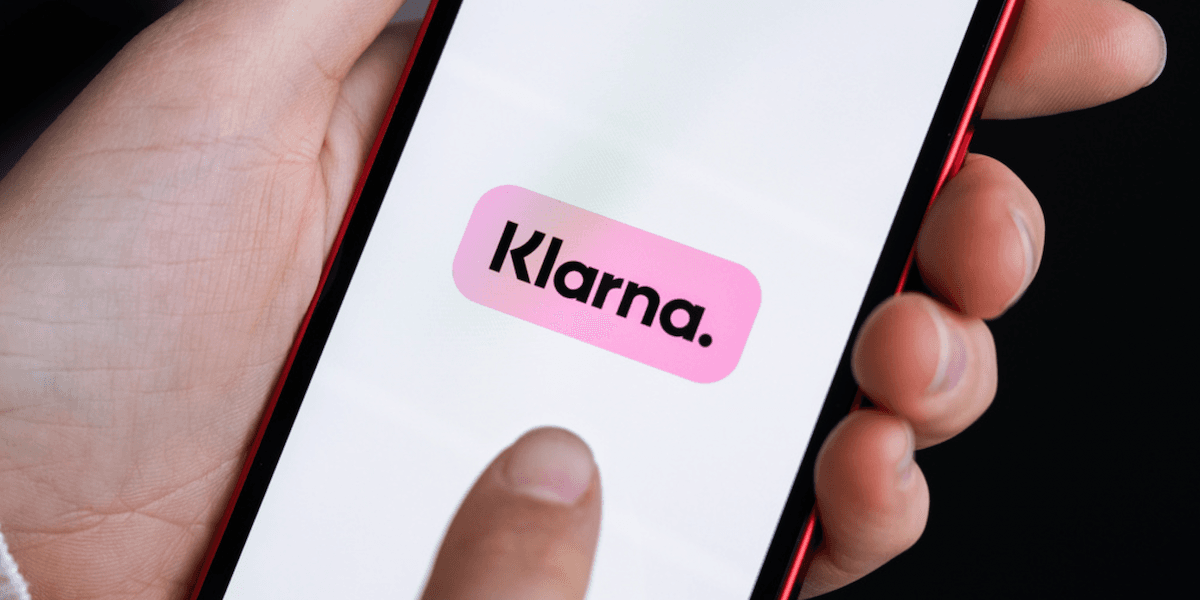 En person som använder Klarnakortet och klarnaappen.