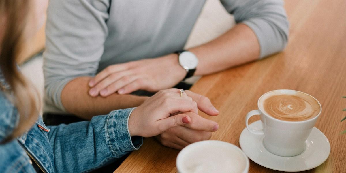 Att ta med sig jobbstressen hem kan tära på relationen