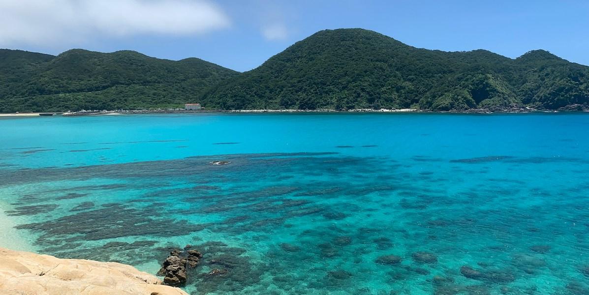 Utsikt över havet från Hanari ön i Kerama, Okinawa, Japan.