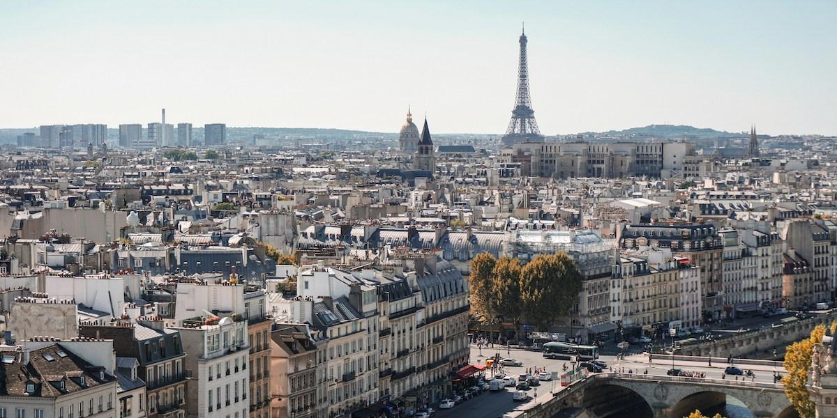 Vy över Paris, Frankrike. Turisterna undviker nu staden på grund av OS.