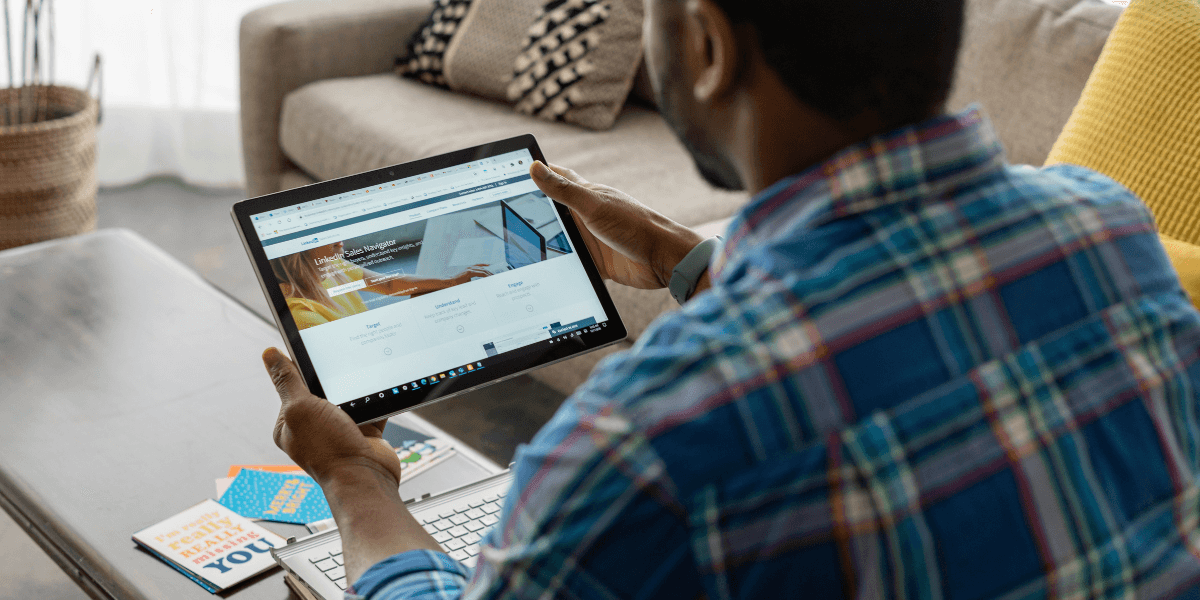 LinkedIn erbjuder ai-tjänster men ingen använder dem. (Foto: LinkedIn Sales Solutions on Unsplash)
