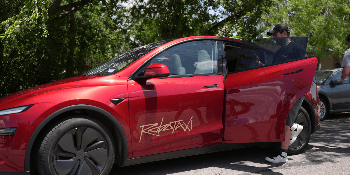 Teslas robotaxi har lite problem men alla har inte gett upp hoppet. (Foto: Eric Gay/AP/TT)