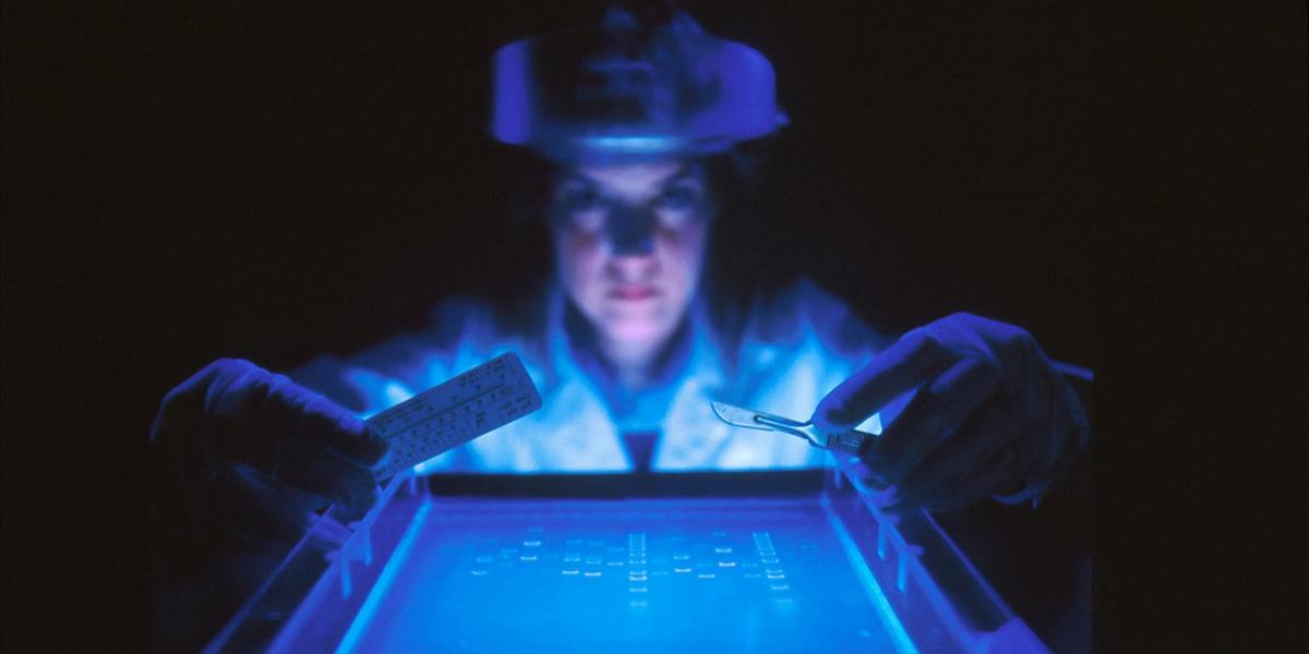 en forskare forskar om DNA.