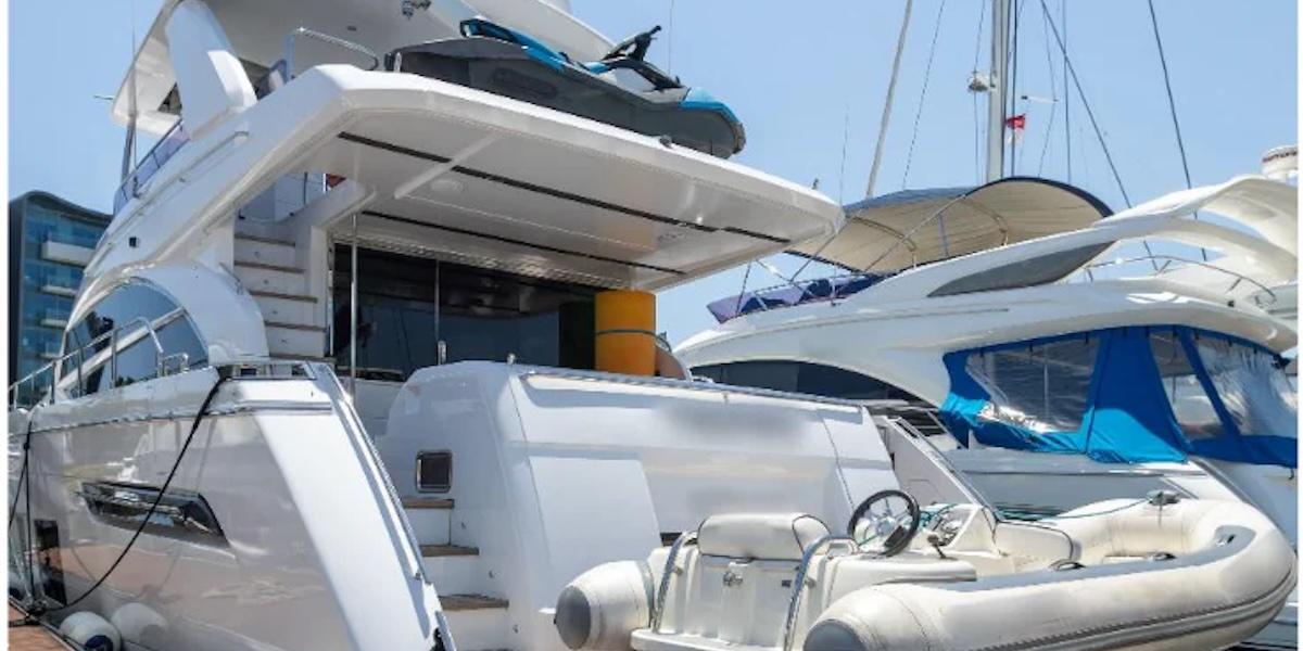 Polisen i Singapore har bland annat tagit över en lyxyacht i det senaste tillslaget.