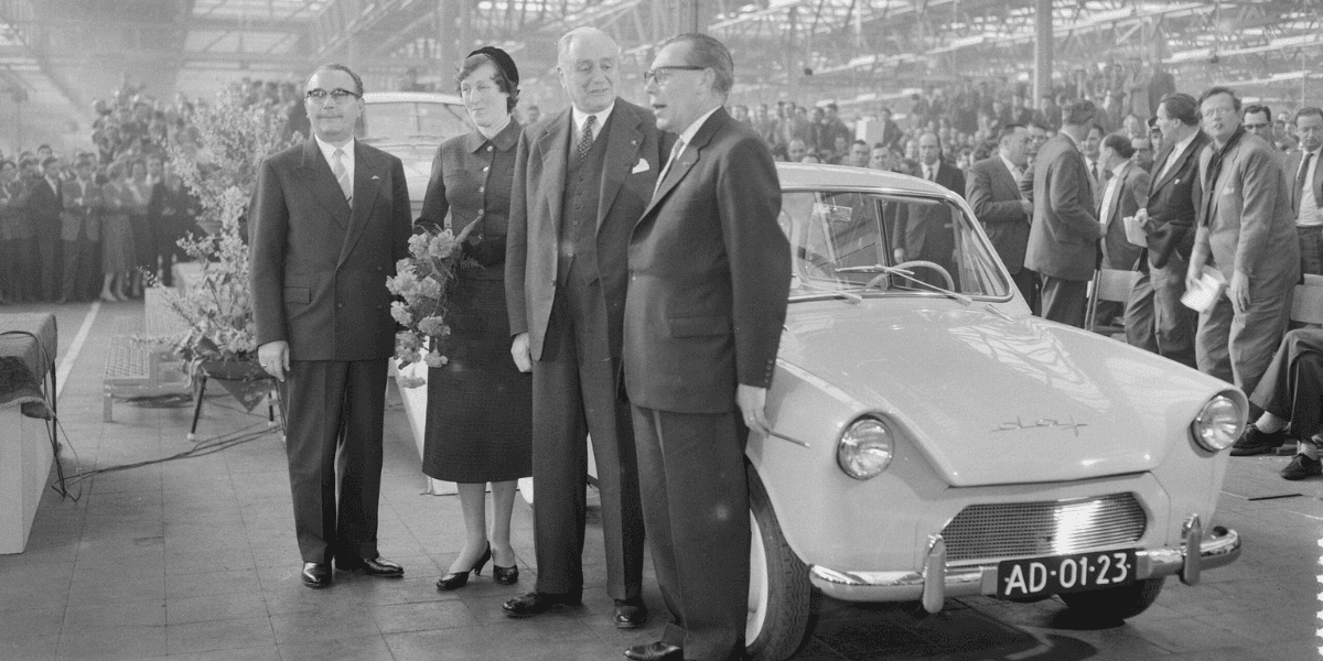 Första DAF-personbilen har rullat av bandet i Eindhoven. (Foto: Joop van Bilsen Anefo Creative Commons Zero, Public Domain Dedication)