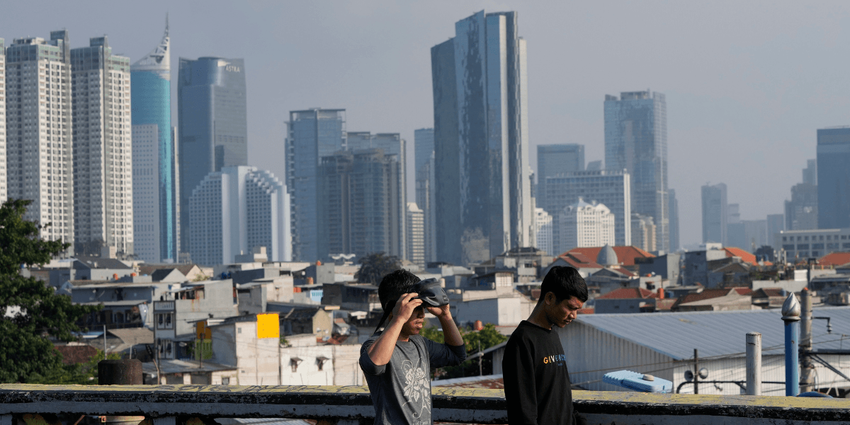 Jakarta skyline och två personer