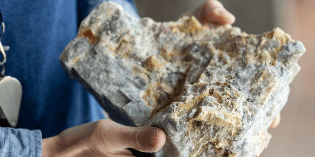 Så här kan en litiumförande pegmatit se ut. Lite drygt hälften av världens litiumförsörjning kommer idag från dessa bergarter. (Foto: Luleå tekniska universitet)