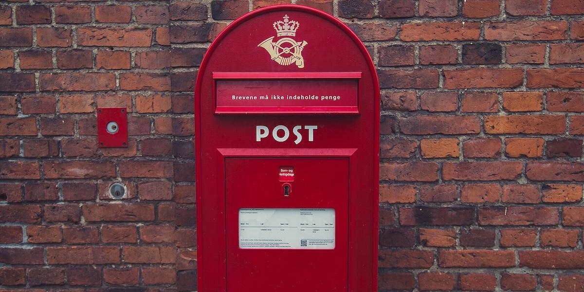 Den klassiska röda brevlådan kommer finnas kvar i ny dansk tappning, när "Posten" lägger ner i grannlandet.