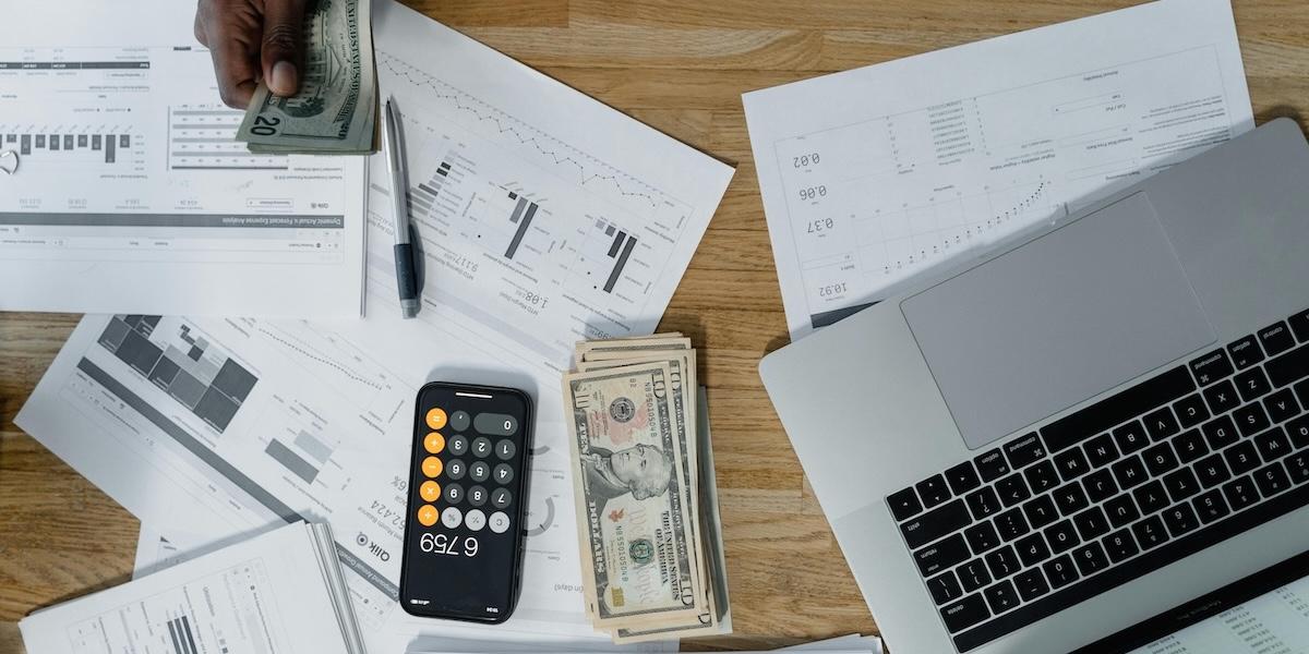 Det gäller att tänka smart kring pengarna som du lyckats spara ihop.