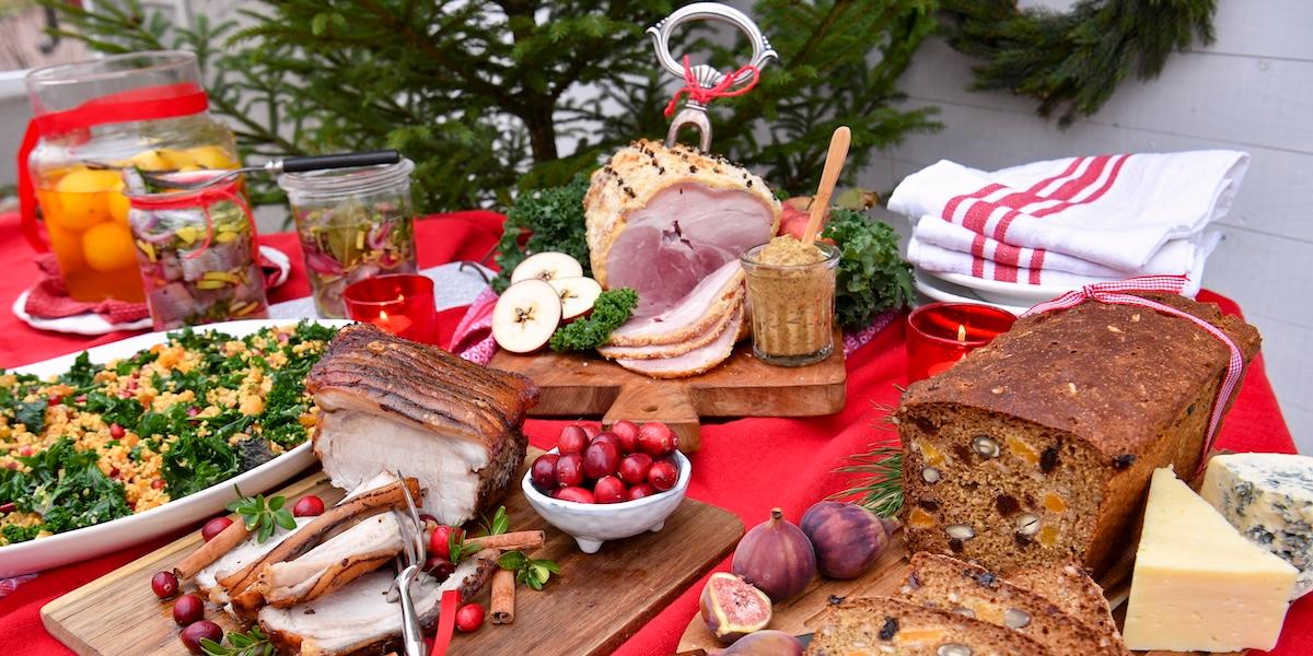 Överfullt julbord med många rätter som visar hur mycket mat lagas under julen, ofta mer än som går åt.