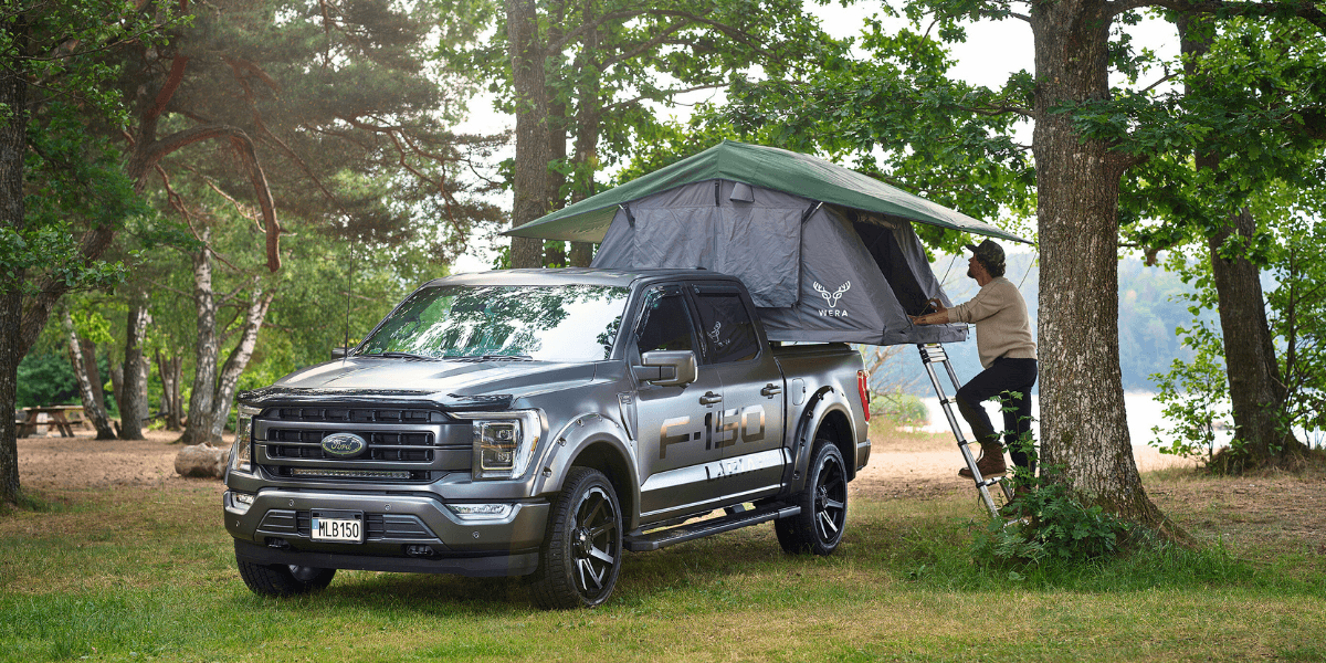 Den elektriska F-150 går inte så bra så nu blir det hybrid för hela slanten. På bilden är en Ford F-150 Lariat First Edition. (Foto: Ford)