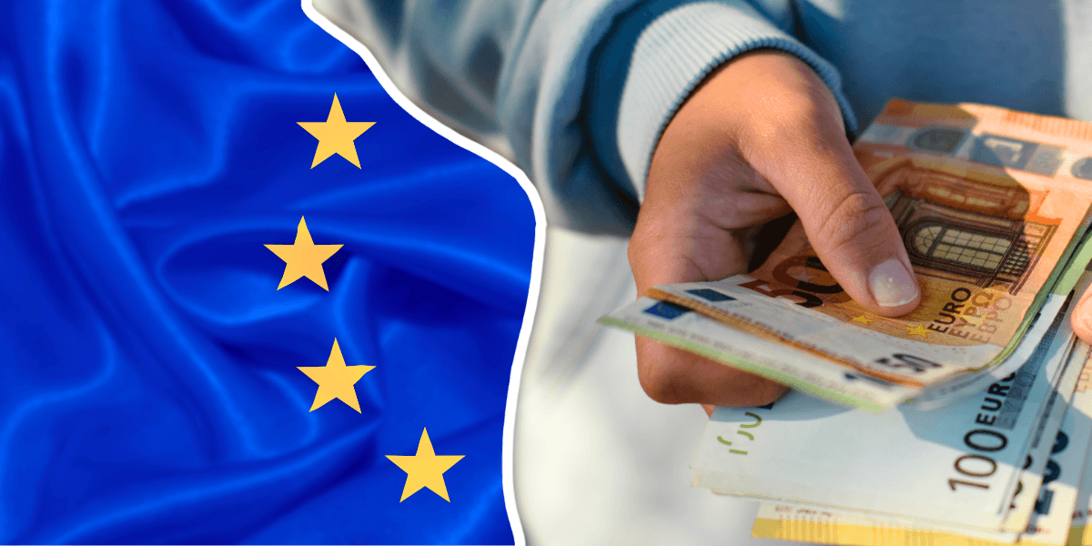 En person håller eurosedlar framför EU-flagga, symboliserar hushållens investeringar i Europa.