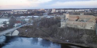 Narvafloden fungerar som gräns mellan Estland och Ryssland.