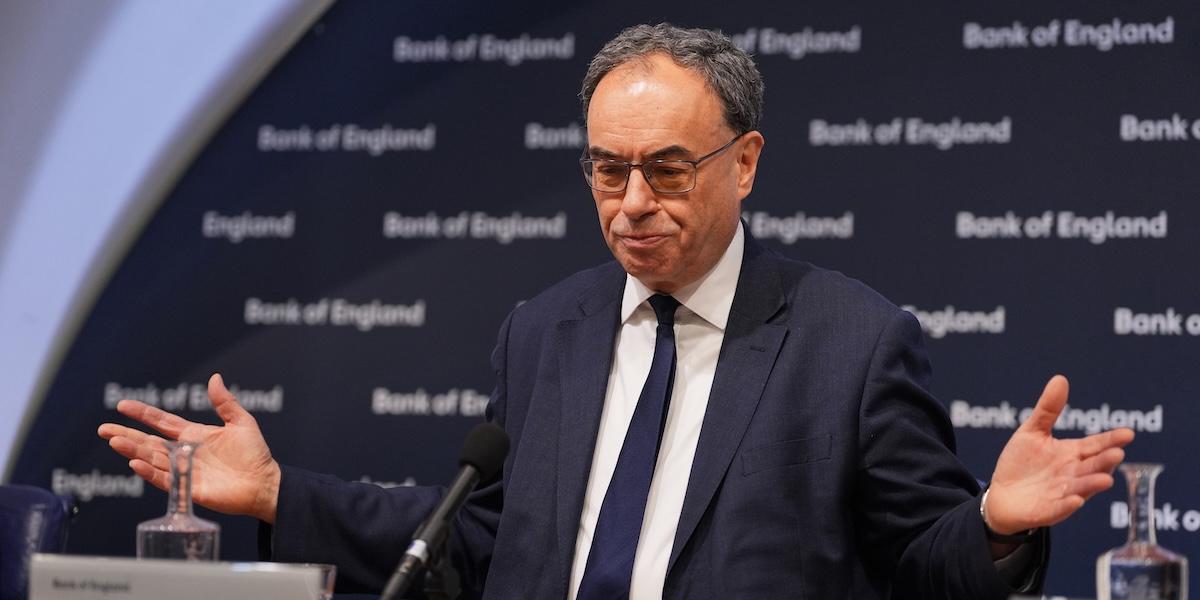 Andrew Bailey, chef för Bank of England, gestikulerar under presskonferens om finansiell stabilitet i London, december 2025.