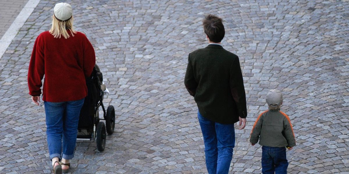 en barnfamilj på promenad som får mer i plånboken nästa år.