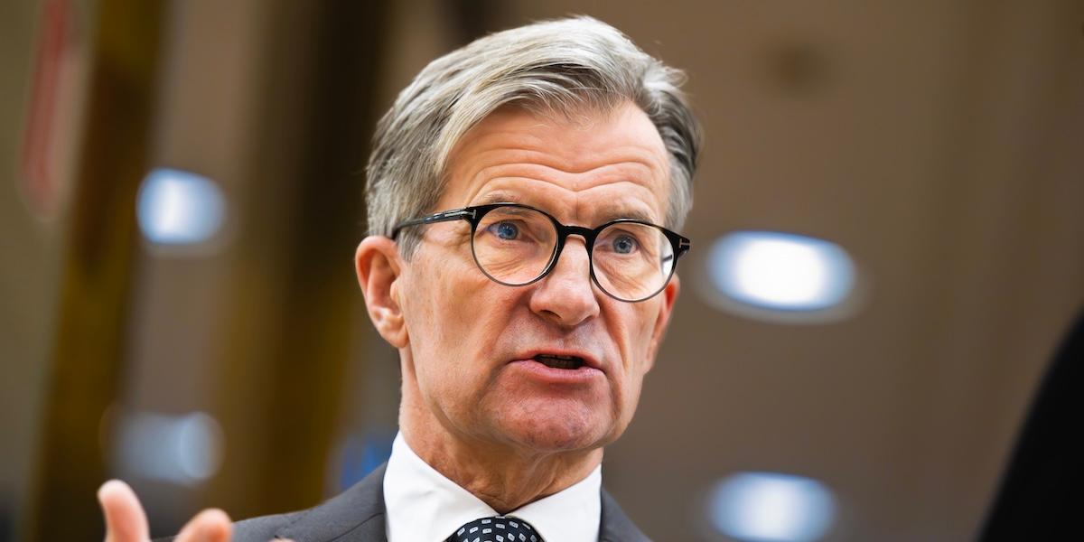 Erik Thedéen i kostym, gestikulerar under ett uttalande.